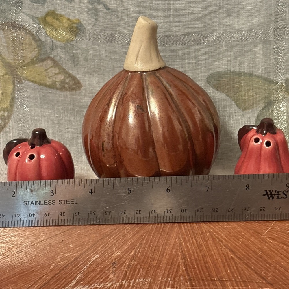 3  PIECE CERAMIC SALT AND PEPPER SHAKER WITH A CENTERPIECE‎ PUMPKINS FALL - Picture 11 of 11